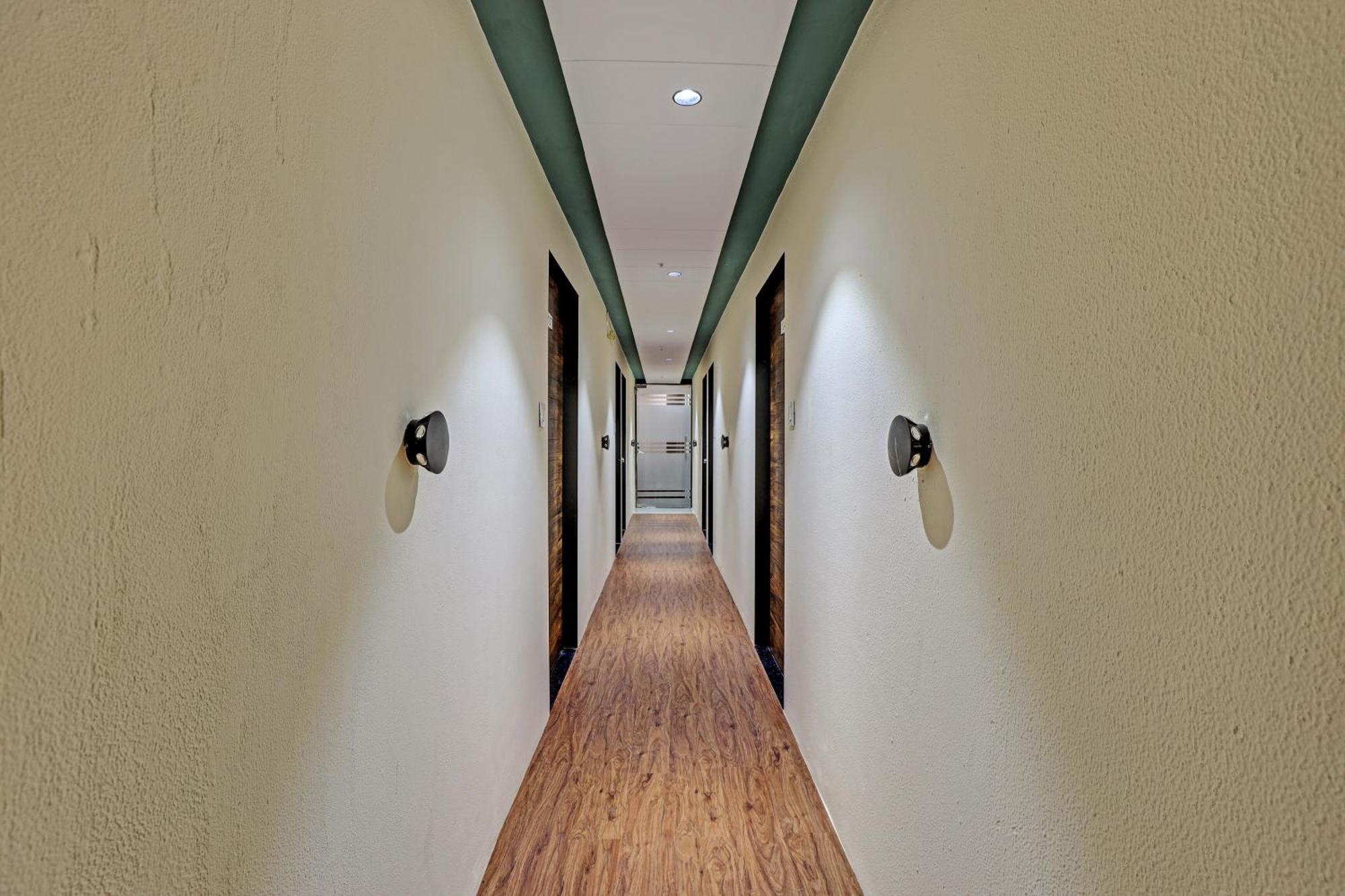 Collection O Hotel Swarg Surat Zewnętrze zdjęcie
