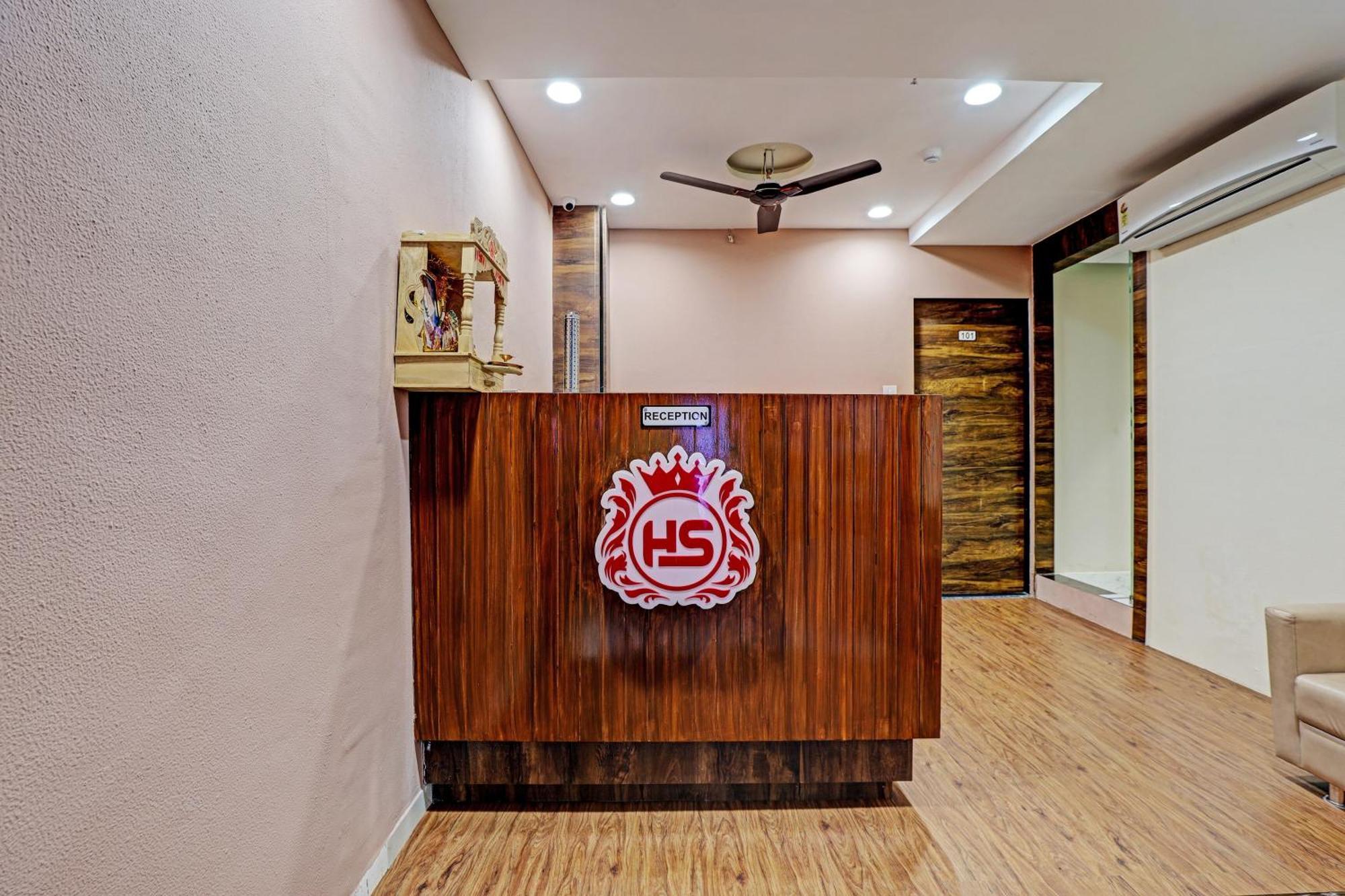 Collection O Hotel Swarg Surat Zewnętrze zdjęcie