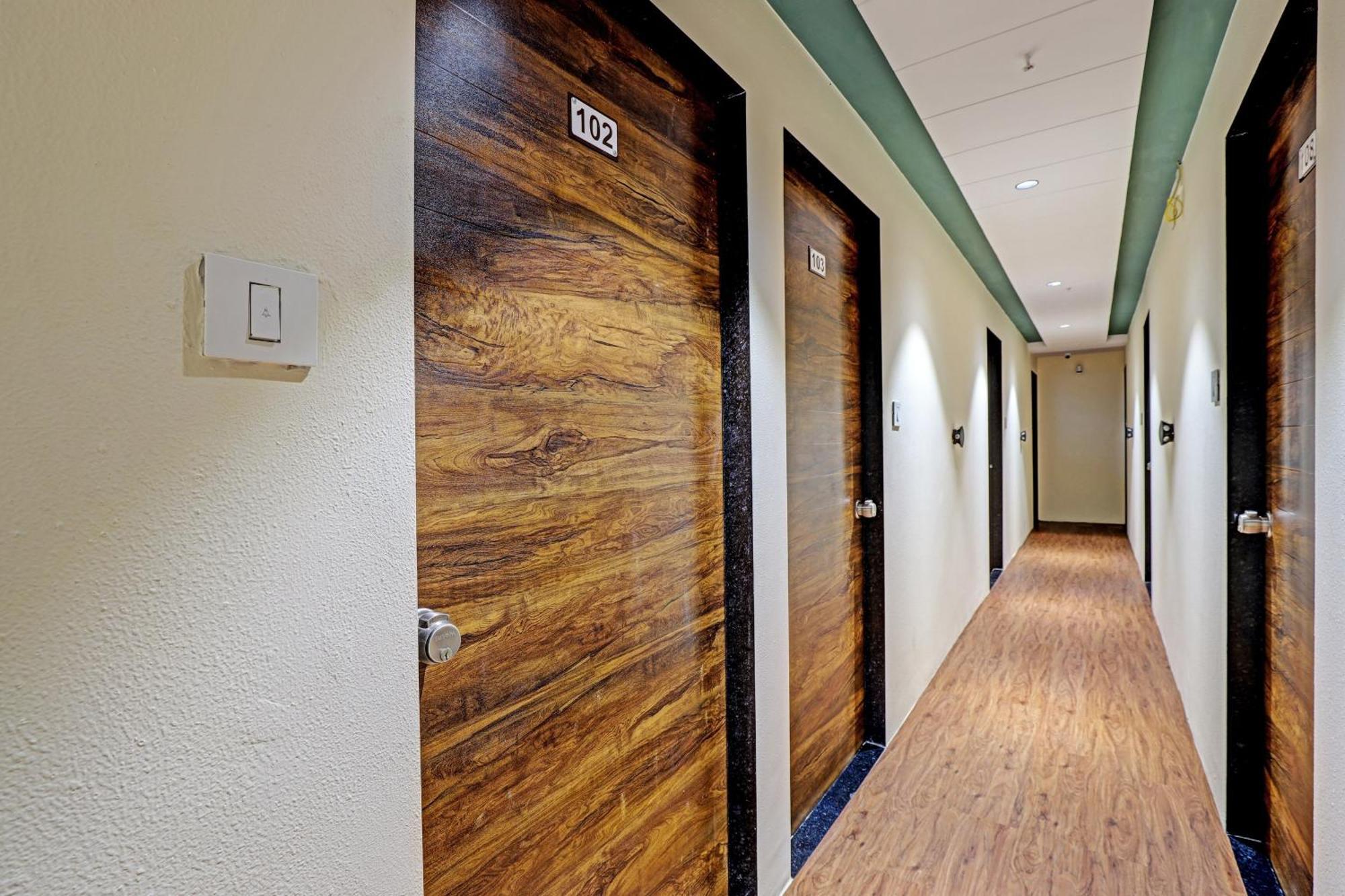 Collection O Hotel Swarg Surat Zewnętrze zdjęcie